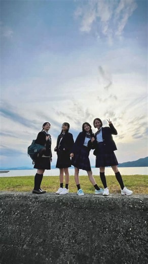 『サバ缶、宇宙へ行く』最後まで観終えて一番心に残ったのは「夢を持つこと」。そして「夢を本気で追い続けること」の素晴らしさです。そしてもう一つ。「探究」とは何か。「夢」とは何か。その答えを描き続けた作品だったように思います。サバ缶を宇宙へ届ける。この夢は決して一人では一つの世代でも叶えられませんでした。費やした月日は15年。5世代にわたる挑戦でした。実際には、何百人もの高校生が失敗も成功も次の世代へ託し続けそのバトンがようやく夢を現実に変えました。だから最後に宇宙へ届いたのはサバ缶だけではなく何百人もの高校生がつないできた夢の結晶だったのだと思います。この作品が素敵だったのは夢を追ったのは高校生だけではなかったこと。教師も町の人も卒業生もやがてJAXAの人たちまで。本気で夢を追う姿は周りの人まで巻き込み「応援したい」「その夢を叶えてほしい」という輪を広げていきました。そして何より印象に残ったのは夢を持った瞬間から人は少しずつ変わっていくこと。高校生も卒業生も教師も町の人も。 夢を追い続けることで人生そのものが変わっていく。そんな姿を丁寧に描いていたように思います。スポーツでも受験でもない