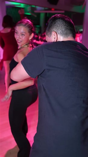 Visiting New York for the holidays and want to dance? 🎄🗽 Try salsa live salsa band this Saturday at Salsamania! 💃🔥 Never danced salsa before? We got you, mi gente! Take our Beginner Salsa Class at 9PM taught by the world-renowned YAMULEE Ladies — open to all levels, no partner needed. Then stay for the full experience: live band, live percussion, good vibes, and dancing till 2am. Plan accordingly NYC — this one’s gonna be wild. 📍 37 West 26th Street, Second Floor — Manhattan 🚪 Door Code: 7