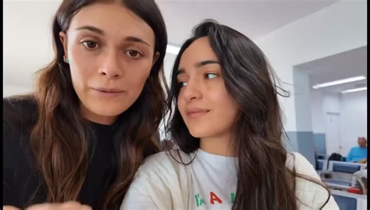 Calle y Poché: Amor y Estilo en Cada Beso