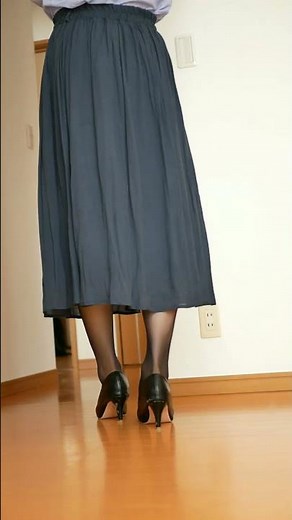ロングスカートに黒いストッキングと黒のハイヒール