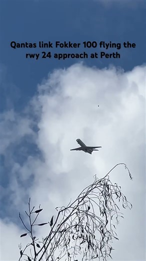 Fokker 100 flying the rwy 24 approach at Perth