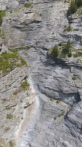 🌞 Découvrez la montagne l'été ! 🌿 En quête de sensations fortes au cœur de la nature ? Ne cherchez plus ! La montagne est l'endroit parfait pour des expériences inoubliables. 🏞️💚 Randonnées époustouflantes, descente à vélo (je ne sais pas si c’est la meilleure formule !!), escalade vertigineuse, sports d'eau vive... La montagne offre un terrain de jeu unique et des paysages à couper le souffle. 🌿 ⛰️ Rejoignez-nous pour une aventure inédite où vous pourrez vous surpasser et découvrir des mer