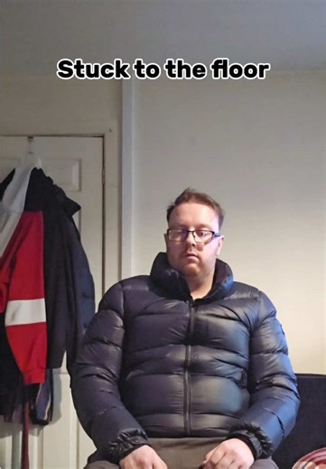 I told him his feet were stuck to the floor… and they just wouldn’t move. No tricks. No force. Just hypnosis. Do you think you’d be able to move? 👀 )l #stagehypnosis #hypnosis #mindtricks