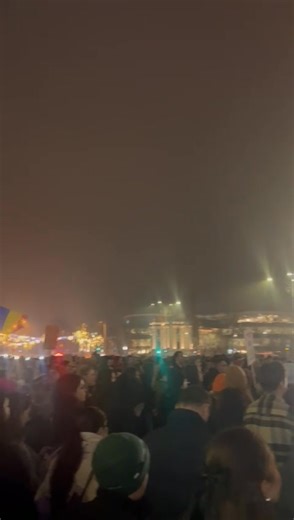 Fratele meu, Stefan Vasile, a fost prezent, în seara asta, la protestul organizat împotriva corupției din justiție și pentru susținerea celor din sistem care încă au coloană vertebrală, onoare și curajul de a ține piept mizeriei care a cuprins, ca o ciumă, statul român. Vocile noastre pot și trebuie folosite și pentru responsabilitate. Pentru a spune enough is enough! Pentru a arăta că ne pasă. Pentru a susține schimbarea în BINE și pe cei care încă luptă corect. Nu mai locuiesc în România de ap