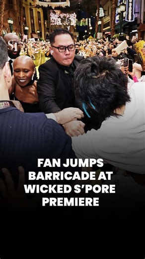 An eager fan jumped the barricade at the premiere of Wicked: For Good at Universal Studios Singapore and was thrown out by security. https://str.sg/gVmn | The Straits Times