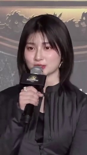 新しいヘアスタイル本当に似合っててほんとに可愛いし恐竜の絵も可愛い🦖実写吹替出演おめでとう❣️吉川愛ジュラシックワールド
