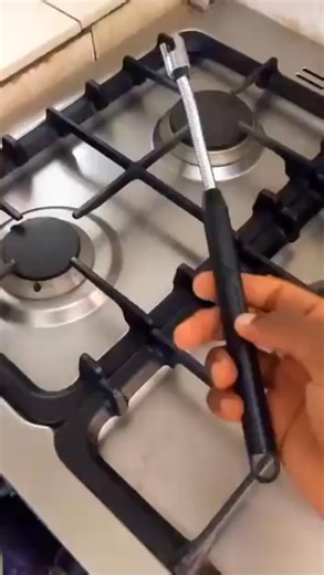 🔥 Marre des briquets qui tombent en panne au pire moment ? Fini d’acheter des briquets chaque semaine. Grâce à sa fonction rechargeable, ce briquet vous fait économiser de l’argent après seulement quelques utilisations. Un petit investissement pour de grandes économies Léger, design, durable 🔋 💡 Parfait pour les bougies, les barbecues, les encens ou les anniversaires 💡 Design moderne, parfait en toutes circonstances. "Franchement, si tu veux arrêter de gaspiller ton argent et avoir un brique