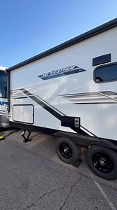 The Jay Feather SL 26BHSL is versatile and designed for all-season comfort. This is camping made simple. 🍃 🌎 #LetsJayco #JaycoRV #RV #RVLife #Camping #Adventure | Jayco