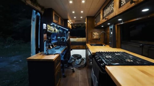 I’m a gamer and I live off grid in camper van with a ‘gaming battle station’