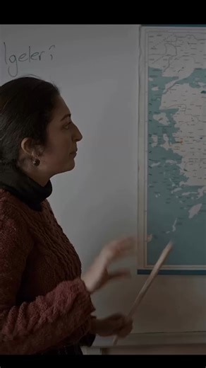 İşin Aslı Şu on Instagram: "Okul Tıraşı: Vicdanın Sustuğu Yer ve Çaresizlik Karlı bir coğrafyada, dış dünyadan izole bir yatılı okulda başlayan Okul Tıraşı, izleyiciyi Yusuf ve gizemli bir hastalığa yakalanan arkadaşı Memo'nun çaresizliğiyle baş başa bırakıyor. Bu videoda, Ferit Karahan'ın yönettiği, disiplin ve bürokrasi çarkları arasında ezilen çocukların sarsıcı hikayesini derinlemesine inceliyoruz. Film sadece bir dram gerilim değil; aynı zamanda öğretmenlerin kayıtsızlığı, idarenin ihmalkar