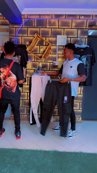 See who came to shop @ lee drip hub His drip is always on point ……. Siri ni God na being your plug 🫠🫠Continue shopping with us guys we don’t disappoint……… ✌️✌️✌️ @😉😉Kylah @Mr International001 #leedriphub #foryou #goviraltiktok