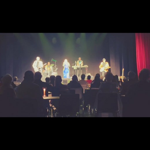 Live mobiloptagelse fra Ishøj Kulturium, AK og Fede Finn. Nov.2025. Mobiloptagelse fra Sebastian R🤗 #ak #fedefinnogthefunnyboys #annekatrinetove#danskmusik#tourfedefinn #sangervikar #Nov2025 #ishøj #livemusik Anne Katrine Tove @fedefinnogthefunnyboys | Anne Katrine Tove