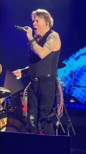 That Move! Axl Rose Brings Back the Serpent Dance for “Sweet Child O’ Mine”