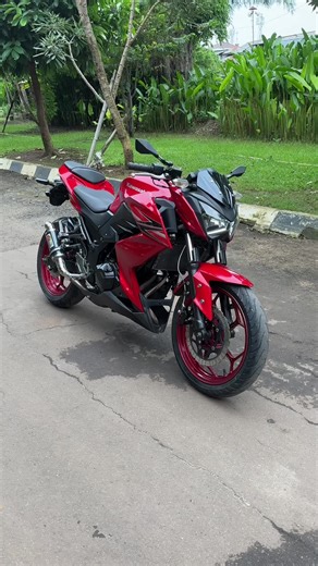 Red Candy comeback!!🍎 • 26.5jt nego • Kawasaki z250 2013 Plat B bekasi Kota pajak hidup KM 52rb (bukan motor daily) • upgrade : - knalpot CLD carbon short (knalpot standarnya ada) -selang rem tdr -spion tomok -lampu depan led putih -ban maxxis tebal • #kawasaki #z250