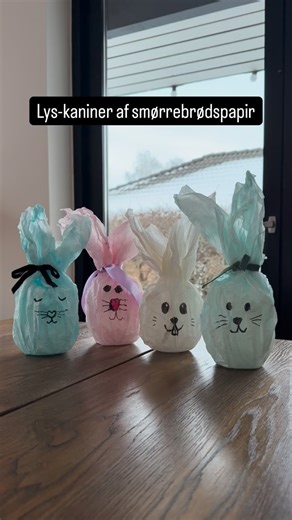 Lys-kaniner af smørrebrødspapir 🐰 Kreativ weekendidé ✨ Kaniner lavet af smørrebrødspapir kunstige fyrfadslys = hyggelig dekoration, der er nem at lave og svær ikke at elske 💛 Da jeg sad og rodede med smørrebrødspapir forleden, kom æg-formen frem og jeg fik prøvet mig lidt frem og lavet de her VILDT søde kaniner. Camille var max game på ideen, så hun har lavet den lyserøde - selvfølgelig 🥰😂 4 år = lyserød, lilla, enhjørninger, havfruer, prinsesser, kaniner og ALT med glimmer 👍😃 Sådan gør du