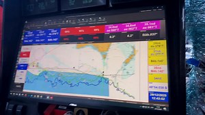 O Sodebo ULTIM 3 está ja bem perto das ilhas Kerguelen, os icebergues continuam a ser a principal preocupação da tripulação. Vela as espectaculares imagens de bordo, quando o trimaran francês seguem com 460 milhas de avanço, ao 14º dia. Sodebo Voile Sodebo Brasil @seguidores #SodeboUltim3 #TrophéeJulesVerne #kerguelenislands | LX Sailing