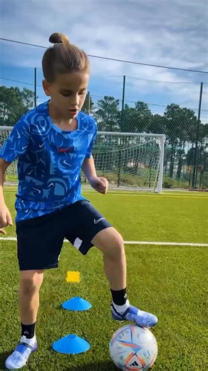 🚀 Más que un accesorio, Playermaker es un dispositivo profesional que mide tu rendimiento real en cada entrenamiento. 📊 Analiza más de 25 métricas de desempeño: velocidad, potencia, técnica y control del balón. Entrena con datos precisos, mejora cada sesión y lleva tu fútbol al siguiente nivel. 🌐 Conócelo en www.playermaker.com.mx #futbol #entrenamiento #familia #PlayermakerMx | Player Maker MX