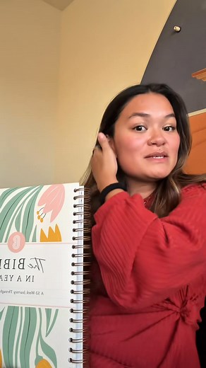 It's more than just a book, it's a guided journey. This journal breaks down the entire Bible into a manageable 52-week plan, helping you understand each week’s theme and apply it to your life. Stop feeling overwhelmed and start connecting with God's Word today ❤️ | Growing in Grace