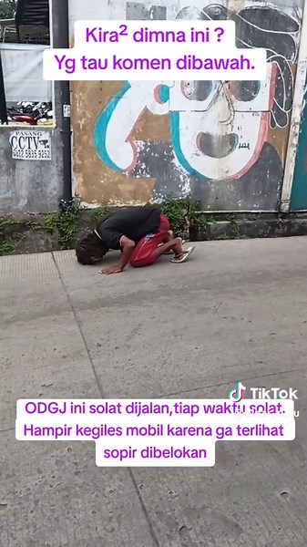 Shalat di Jalan: Kisah ODGJ yang Viral