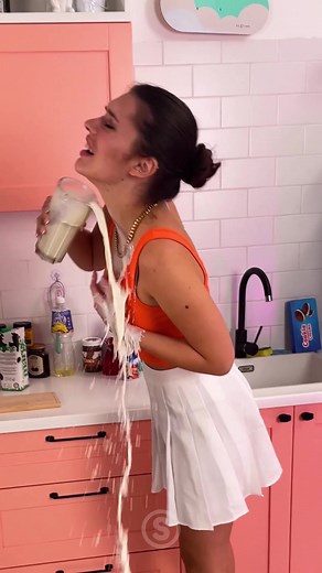 Itching powder on a gift to my girlfriend #prankongirlfriend #couplecomedy #funnyvideos #fyp