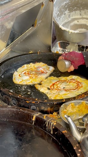 8.7K views · 97 reactions | 藏身市場的老字號蛋餅，料有夠多麵糊蛋餅皮 #台中美食 #台中 #台灣美食 #台灣 #台中北區 #蛋餅 #早餐 #taiwan #food #taichung #taichungfood #一中街 | 台灣找美食 | Facebook