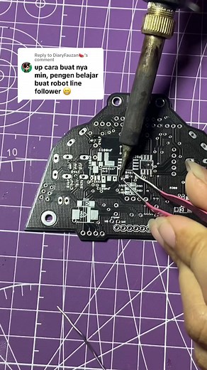 Replying to @DiaryFauzan🍉 ASMR Nyolder pcb robot line follower #robot #robotics #robotica #robotlinefollower #linefollower #linefollowerrobot #robotsontiktok #electrician #electronics #pcb #pcbuild #soldering #assembly #pcbuilding