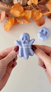77K views · 964 reactions | Spooky Halloween Bath Bomb recipe 驪﫧 DIY Recipe: 1/2 c baking soda 1/4 c citric acid 2 tbs corn starch 1/2 tsp mica powder 15 drops pumpkin fragrance 7 sprays of water stirring at the same timetime. Place in mold. Rest for 24hrs ✨ #howtomakebathbombs #bathbomb #bathbombs #diybathbomb #halloween | Alohalexia | Facebook
