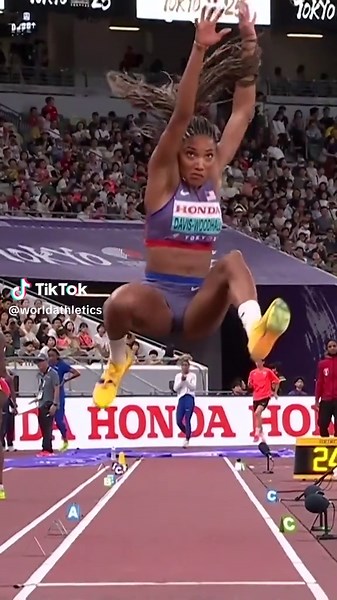 Tara Davis-Woodhall Brillando en Salto de Longitud