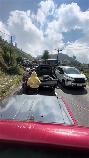 GPS bilang 30menit lagi sampai. Ternyata 2 jam gak bergerak #wisatadieng #juarasantap #saljudieng #paketwisatadieng