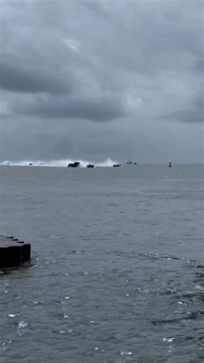 This race boat earning sky miles 😳 @twoconchs transported the crew to the medical team. #twoconchsrescueboat Video: @xinsurance_sports @raceworldoffshore | Two Conchs Charters