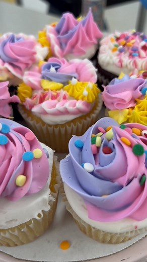 92K views · 167 reactions | Get a first-hand look at all the fun to be had when you sign up for a Wilton Sweet Studio class. 療✨ Here's a peek into our Frost & Flourish cupcake decorating basics class. | Wilton Cake Decorating | Facebook