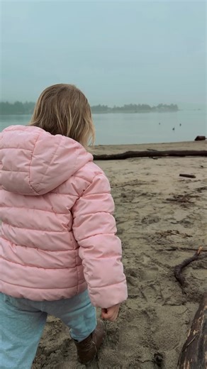 Big world, tiny boots. 👢🌊 Whether she’s chasing ducks or exploring the shoreline, every adventure is better with a little grit and a lot of heart. This is what being a Buckaroo is all about! Tag a fellow mama whose little one is always leading the way. 👇 #BuckarooChew #LittleExplorer #BeachDays #OutdoorKids #AdventureAwaits