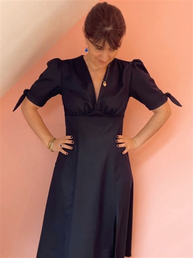 Antoinette - Petites créations on Instagram: "🧵Rosalie 🧵 . . Ma deuxième robe pour les fêtes ✨ Et clairement… un énorme coup de cœur pour ce modèle. . . J’ai utilisé le patron Rosalie de @maisonfauve , commandé chez @blondiemercerie , la mercerie que j’adore et chez qui je trouve toujours des pépites (et beaucoup trop de tentations 😅). . . Je trouve cette coupe ultra féminine, avec cette encolure, les petites manches nouées et la jupe fendue… 😍 . . Pour le tissu, j’ai ressorti un coupon bleu