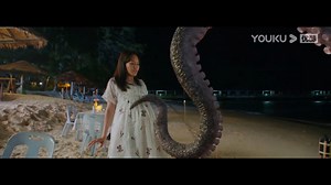 The giant octopus overturned the barbecue stall to save the child, but spared the shivering pregnant woman! 大章鱼为了救孩子打翻烧烤摊，却放过了瑟瑟发抖的孕妇！ #大章鱼 #BigOctopus #优酷电影 #youkumovie | Youku Movie