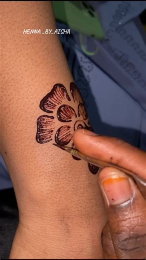 Tutorial de diseño de henna con Aisha