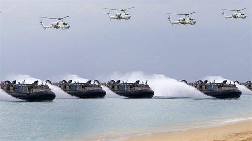 美海军陆战队使用大量气垫船和直升机进行激烈的抢滩登陆