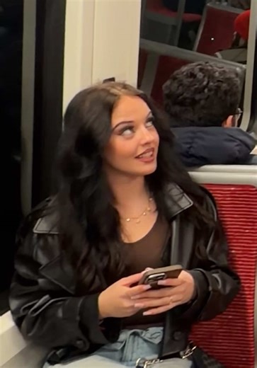 They felt the vibe 🥰🌴 #streetmusic #publicreaction #newmusic #paradies #cellarkid Song written, composed, produced by me 🙋‍♂️🎶 Vocals: AI