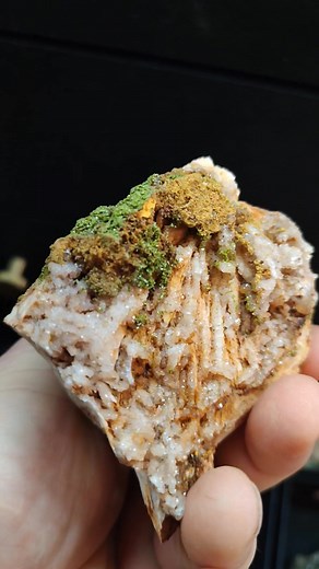Pyromorphite sur baryte et quartz - Breziés, Aveyron, France Prix 14€ | La Malle du Collectionneur Minéraux | Facebook