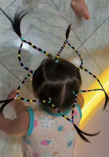 coba tebak berapa lama ikat rambut nya 🤣#babyviral #babytwins #tutorial #ikatrambut