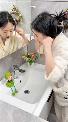 Oh baby my gold chain in fall down 😱 ~mini wood toy~woodworking art skills \\ hand #shortsviral