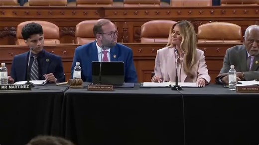 La Primera Dama Melania Trump, sorprende a todos durante su participación en el Capitolio, impulsando la ayuda para los niños en acogida de América a través de una nueva legislación.🇺🇸 ¡La mejor Primera Dama Patriota en la historia de EE.UU!