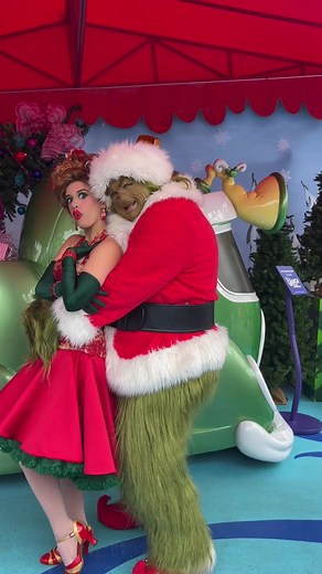 Martha May kisses The Grinch makes his Heart stop. #thegrinch #thegrinchwhostolechristmas #whoville #universalstudios #universalstudioshollywood #unistudios #marthamay #grinchmas #harrypotter #scoobydoo #hollywood #christmas #santaclaus #holiday #disneyland