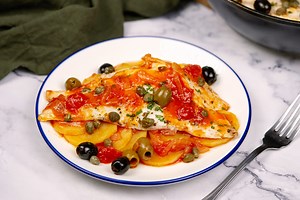 Filetti di merluzzo in padella: la ricetta con salsa di pomodoro e patate