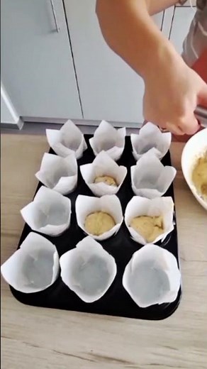 Brioșe cu banane și ciocolată (@dessertsbyliliana)