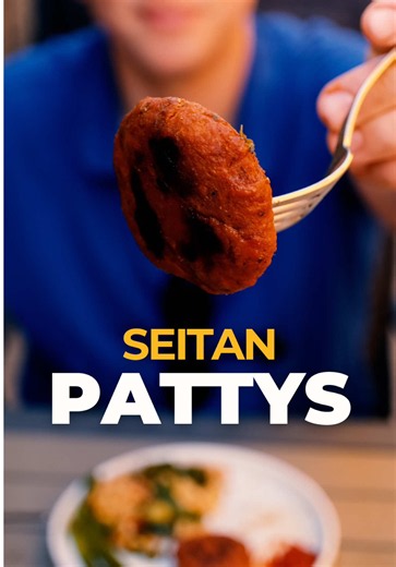 Fleischige Seitan Patties - perfekt für den Grill oder die Pfanne 😍 In unserer aktuellen Grill-Serie, zeigen wir dir verschiedene selbstgemachte Sachen zum Grillen. Egal ob vegane Steaks, leckere Dips oder Salate. Alles richtig lecker und einfach nachzumachen. Wenn du die anderen Rezepte aus der Serie nicht verpassen willst, folg uns am besten oder speicher uns als Favorit ab! ✅ Mit diesem Rezept kannst du Seitan-Fix in proteinreiches Grillgut verwandeln. Schön zart und gut gewürzt. Für 6 Patti