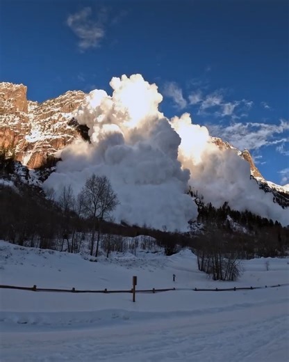 492K views · 2.1K reactions | 雪崩の脅威の力を体感。 テルユライドの山地で、中々見ることのできないアングルから @brett_schreck がGoProで置き撮り。後に掘り出し、GoProアワードへの応募で$1,000を受賞  GoPro.com/Awards | GoPro | Facebook