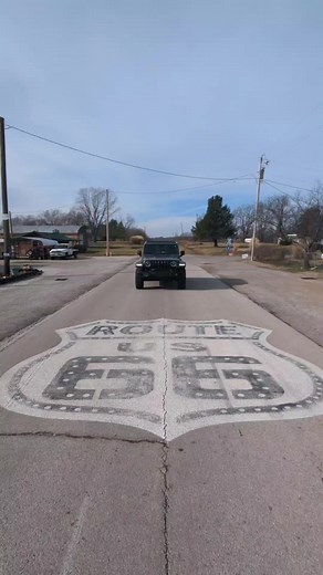 A Rota 66 é uma das estradas mais míticas do mundo. Com 3.939 km, ela liga Chicago, no norte dos Estados Unidos, a Santa Monica, pertinho de Los Angeles, na costa oeste. Ao longo do caminho, ela passa por oito estados: Illinois, Missouri, Kansas, Oklahoma, Texas, Novo México, Arizona e Califórnia. Estive em boa parte dela e adorei, particularmente, o trecho do Missouri e a beliscada que ela dá no Kansas. Ali, há vários lugares legais para curtir, como postos de gasolina, restaurantes, drive-ins 