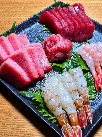 幻のエビとマグロの贅沢刺身盛り