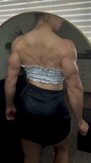Mind-Blowing Female Bodybuilder Back and Biceps Flex! 💥