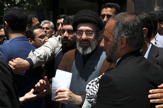 Le fils de Khamenei a bâti un empire immobilier à l'étranger malgré les sanctions - i24NEWS
